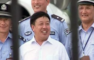 图片：被网友抨击的官员在救援飞机前的大笑照片（网络图片）