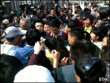 世博園區正式迎客，參觀者在中國館外爭搶預約票造成混亂。