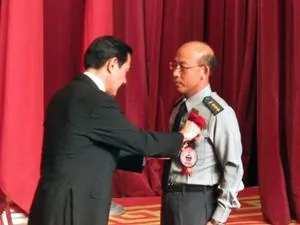 台湾总统马英九颁奖给台湾军方楷模  