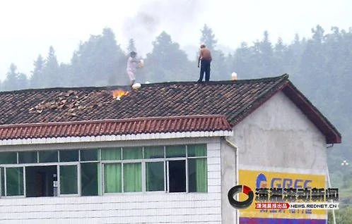 江西撫州宜黃縣拆遷戶自焚後從屋頂跳下(圖）