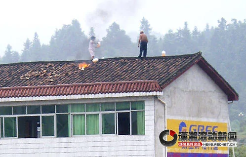 江西抚州宜黄县拆迁户自焚后从屋顶跳下(组图)