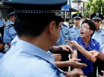 警方逮捕一名在上海日本領事館門前抗議的示威者. (18/09/2010)