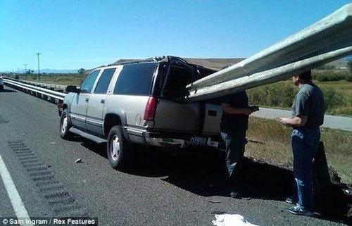 小伙高速公路駕車竟睡著 護欄刺穿車體人無恙