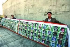 多省30餘家長組團進京尋子 製作百米「尋子牆」