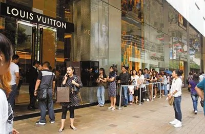 大陸豪客香港狂買奢侈品 LV店外排起長隊