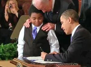 奥巴马以左手用22支笔签署医改法案
