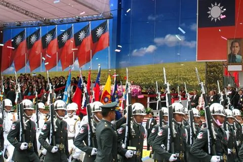 台灣「中華民國國慶」慶典上展示中華民國國旗          