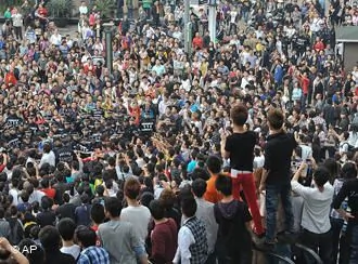 周六同时发生大规模反日游行反华示威