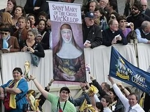 梵蒂冈圣彼得广场的人群庆祝麦基洛普修女被封为圣人的仪式