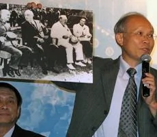 林政則手持開羅會議照片，左起蔣中正、羅斯福、邱吉爾