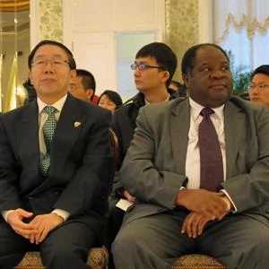中国非洲友好协会副会长冯佐库（左）和马拉维驻华大使纳蒙德维（右）