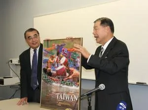  袁健生致赠台湾龙舟海报给学生，由该校国际关系学院赵全胜教授代表接受