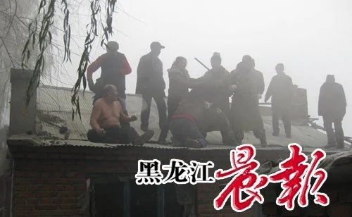黑龙江密山市一56岁男子自焚抗议强拆/视频