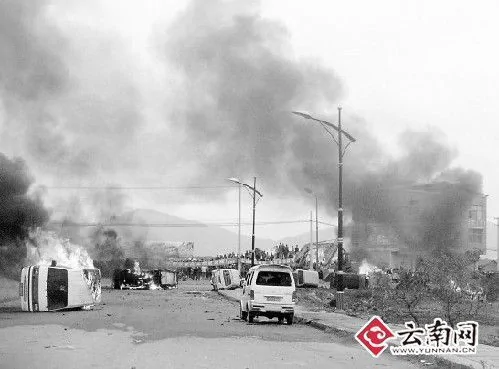 云南昭通一工地数千人发生了冲突 10辆警车被推翻