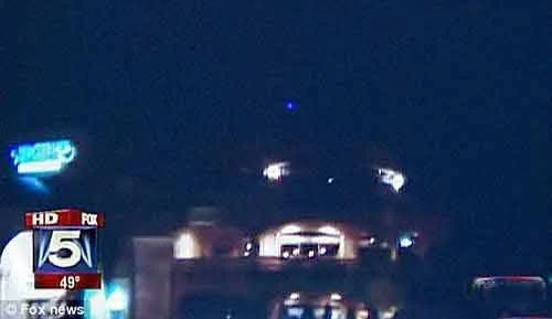美国居民用手机拍摄释放亮蓝色光线的神秘UFO