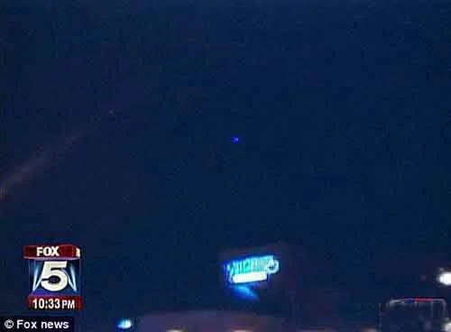 美國居民用手機拍攝釋放亮藍色光線的神秘UFO