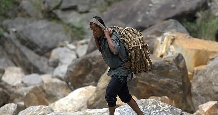绝对让人叹为观止：探秘喜马拉雅峭壁上的冒死采蜜人(多图)