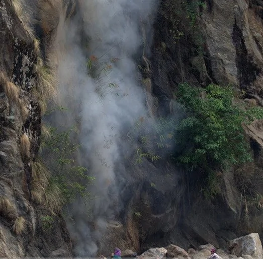 絕對讓人嘆為觀止：探秘喜馬拉雅峭壁上的冒死采蜜人(多圖)