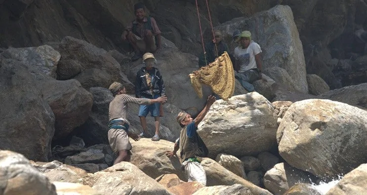 绝对让人叹为观止：探秘喜马拉雅峭壁上的冒死采蜜人(多图)