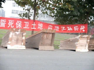 河南兰考：农民摆棺材阵，警察武力毁农田酿流血