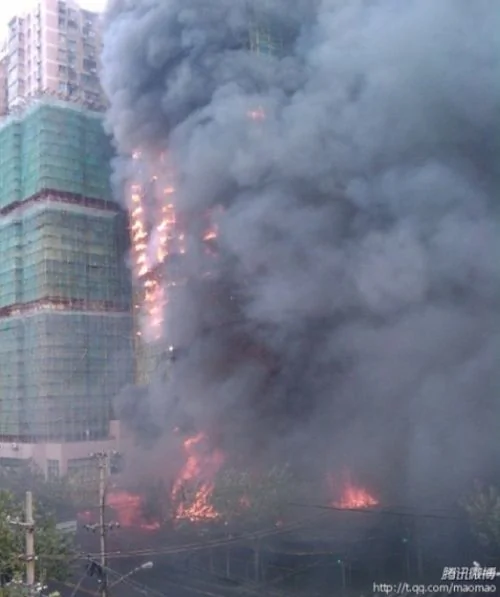 上海靜安區一高層住宅起火