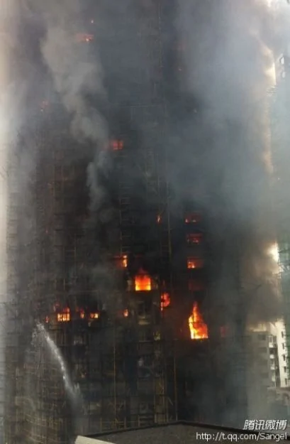 上海靜安區一高層住宅起火