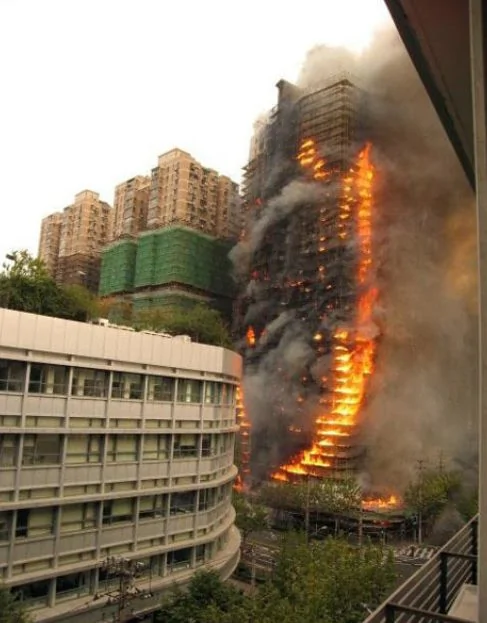上海静安区一高层住宅起火