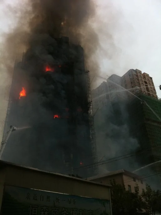 韩寒：我告诉你上海火灾真相！现场实拍：大火全过程(多图)