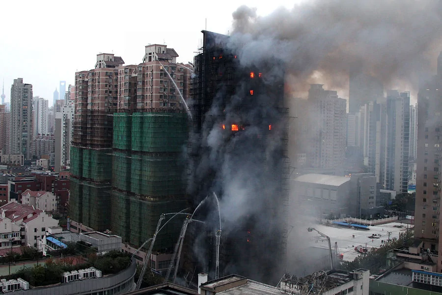 上海高樓火災全程回顧 仍有40餘人至今下落不明(圖/視頻)