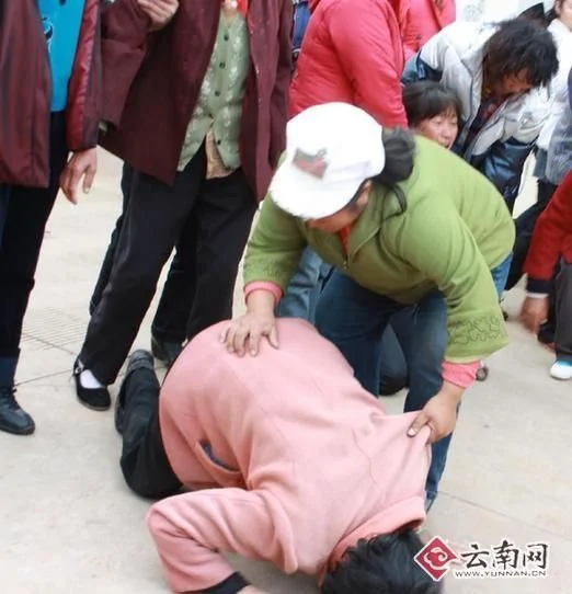 云南煤矿发生纠纷致9死48伤 家属下跪求说法