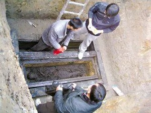 武汉挖出2000年前完好尸骨 头骨还留有白发