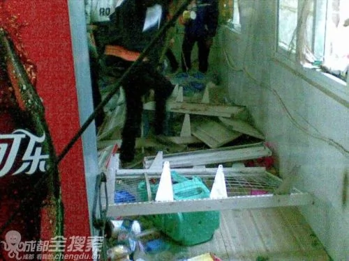 貴州六盤水一中學學生砸了食堂