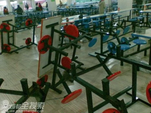 贵州六盘水一中学学生砸了食堂