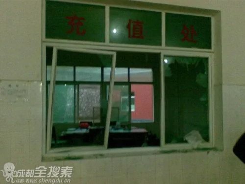 贵州六盘水一中学学生砸了食堂