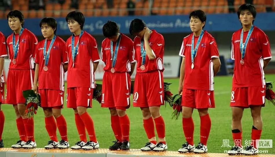 朝鲜女足负日本失金牌 颁奖时背向升旗仪式