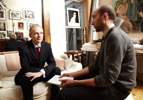 阿桑奇（左）11月11日在倫敦接受《福布斯》專訪
