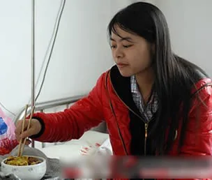 21歲的大學女生賀紅慧在品嘗熱心市民做的酸菜蒸肉