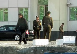 在邊境站崗巡邏的朝鮮軍人