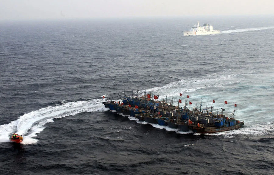 韩国公布照片指中国11艘渔船互捆船体统一对抗韩国海警(图)