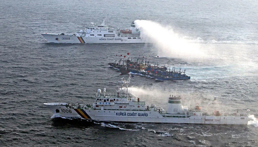 韩国公布照片指中国11艘渔船互捆船体统一对抗韩国海警(图)