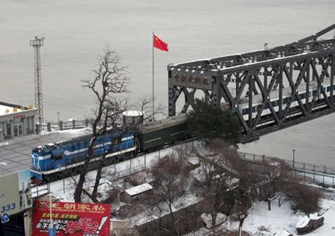   用于中朝贸易运输的鸭绿江“中朝友谊桥”