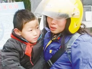 母親騎摩托4000里回家看兒子 為安全女扮男裝(組圖)