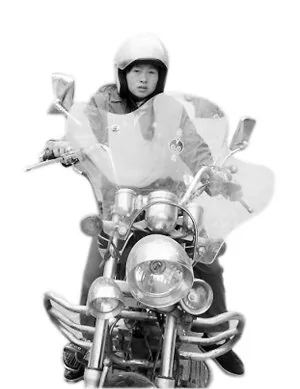 母亲骑摩托4000里回家看儿子 为安全女扮男装(组图)