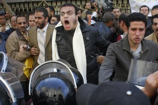 埃及青年大游行逼总统穆巴拉克下台