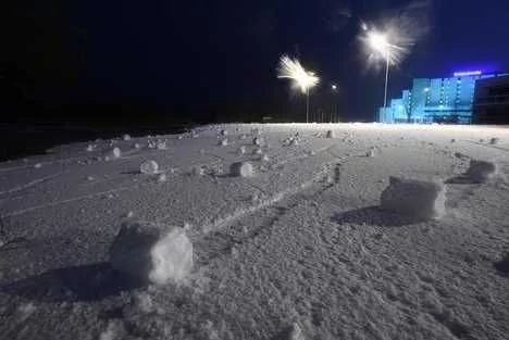 雪卷一般形成於相對平整的地面上