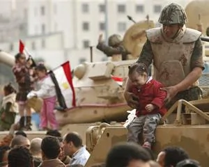 埃及坦克士兵抱着小孩在坦克上拍照