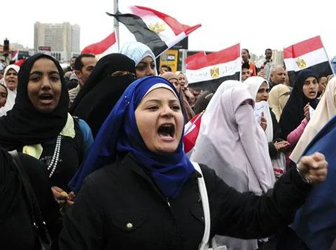 2月5日抗議者在埃及亞歷山大高呼反對穆巴拉克的口號