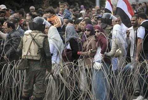 埃及反穆巴拉克的抗议者在胜利广场上示威