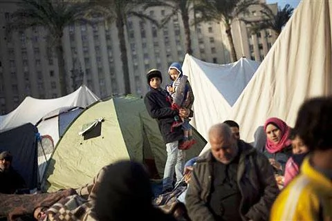 2月9日开罗解放广场上示威者在帐篷旁
