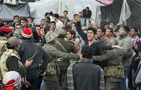 埃及军队清理解放广场并与拒绝撤离的抗议者争吵 
